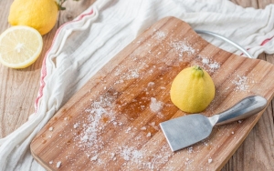 1. Membersihkan Peralatan Dapur Bahkan Kayu