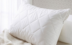 1. Tidur di Sarung Bantal yang Terbuat dari Katun