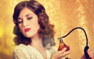 3. Menyemprotkan Parfum di Leher