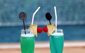 4. Minum dengan Menggunakan Sedotan