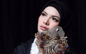 Bikin Pangling, Foto Nikita Mirzani Berhijab dan Bawa Bunga Mawar Bagai Bidadari Surga