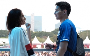 Pangku Mikha Tambayong, Posisi Tangan Daniel Wenas Bikin Salah Fokus