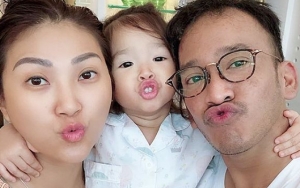 Kompak Bareng Sarwendah, Thalia Buah Hati Ruben Onsu Main Ice Skating