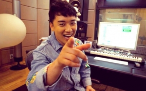 Bikin Iri, Fans Beruntung Ini Dapat Tiket Konser yang Langsung Diantarkan Seungri