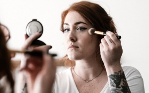 Gunakan Bronzer di Garis Rahang
