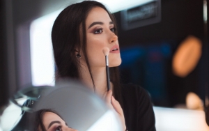 Pakai Blush yang Berwarna Agak cokelat