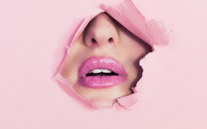 Gunakan Lipstik yang Cerah