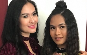 Beredar Video Anak Iis Dahlia Jual Puding di Pinggir Jalan, Netter: Pencitraan