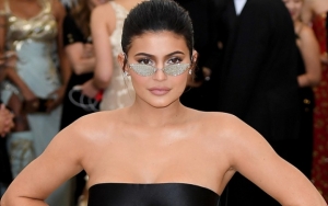 Pamer Koleksi Tas Branded, Bentuk Tubuh Kylie Jenner Jadi Sorotan