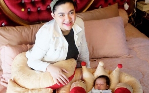Tertidur Pakai Blangkon Kegedean, Bayi Vicky Shu Lagi-Lagi Bikin Netter Gemas