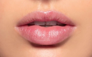 6 Buah dan Tanaman Ini Ampuh Mencerahkan Bibir Hitam Secara Alami