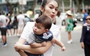 Kaki Bengkak, Sandra Dewi Akui Norak Ajak Bayinya ke Singapura