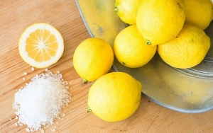 Campuran Jeruk Nipis atau Lemon dan Garam