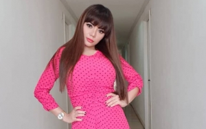 Bikin Hotman Paris Jantungan, Dinar Candy Pose Vulgar Makan Pisang untuk Rayakan 1 Juta Followers