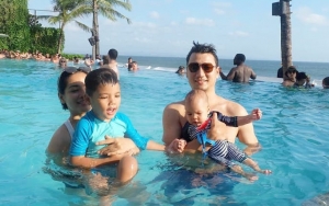 Kompak Pakai Kacamata Hitam Bersama Bayinya, Ketampanan Christian Sugiono Bikin Netter Salfok