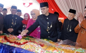 Tiang Lampu Lalu Lintas Berada di Jalur Tunanetra, Warganet 'Habisi' Anies Baswedan-Sandiaga