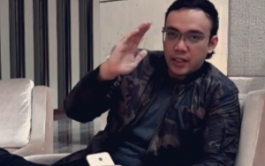 Sandy Tumiwa Heboh Foto Bareng Ibu-Ibu Kompleks, Warganet: Butuh Pengakuan