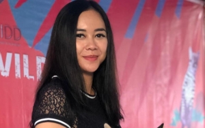 Serius Pandangi Sebuah Lukisan, Aura Kasih Bikin Netter Salah Fokus