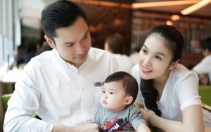 Ekspresi Suami Sandra Dewi Saat Dirayu Jadi Sorotan, Imutnya Senyum Raphael Rayakan Usia 7 Bulan