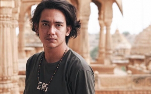Ganteng Maksimal, Pose Meditasi Adipati Dolken di Taj Mahal Bikin Klepek-Klepek