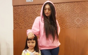 Demi Biaya Obat Shakira, Denada Bohongi Putrinya Soal Alasan Kembali ke Jakarta