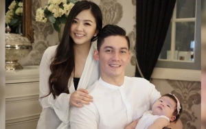 Pose Tidur Buah Hati Franda Naik ke Perut Samuel Zylgwyn Bikin Gemas