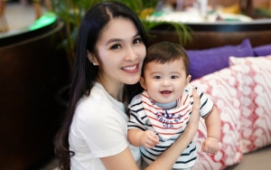 Gemas Maksimal, Tangan 'Jahil' Raphael Masuk ke Mulut Sandra Dewi