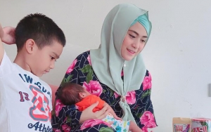 Rindu Pada Putra Sulung di Pesantren, April Jasmine-Ustadz Solmed Tidur di Boks Bayi