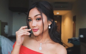 Bergaya Pasang Mata Juling, Marion Jola Balas Sindiran Dandanan Tua dari Haters?