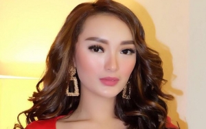 Pose Makan Sate Bak Boneka Barbie, Zaskia Gotik Banjir Pujian
