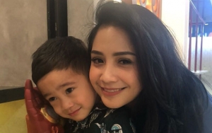 Jahil Banget, Nagita Slavina Jejali Makanan ke Rafathar Saat Tidur Pulas