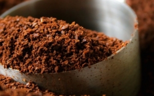 Menghilangkan Bau Tak Sedap di Sepatu Pakai Kopi