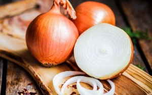 Bukan Hanya untuk Bahan Makanan, Bawang Bombay Juga Mampu Hilangkan Bau di Sepatu
