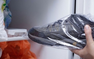 Masukkan Sepatu dalam Freezer Semalaman untuk Menghilangkan Bau Tak Sedap