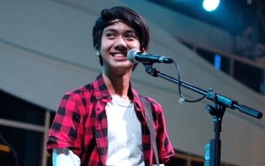 Iqbaal Ramadhan Kepergok Merokok Lagi, Warganet Salfok ke Belahan Dada Teman Wanita