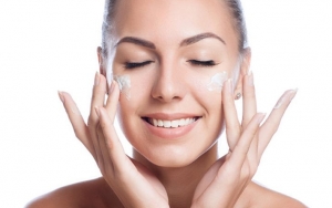 Penggunaan Nature Republic Aloe Vera 92% untuk Melembutkan Bagian Kulit yang Kasar
