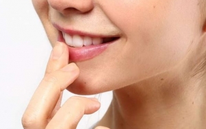 Kegunaan Nature Republic Aloe Vera 92% untuk Melembapkan Bibir
