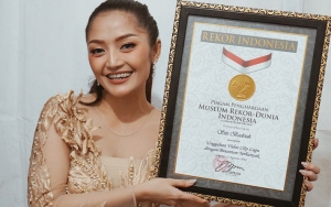 Video Klip 'Lagi Syantik' Berhasil Raih 300 Juta Views, Siti Badriah Terima Penghargaan MURI