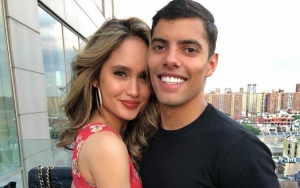 Cinta Laura Berbikini Pose Mesra Bareng Pacar, Warganet Salfok ke Abs Hingga Dada 'Kempes'