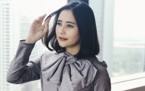Kalungkan Seekor Ular Berukuran Raksasa, Prilly Latuconsina Sukses Bikin Warganet Ngeri