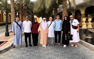 Nia Ramadhani Berhijab dan Narsis Pakai Celana Cutbray Saat Berangkat Haji, Netter Doakan Ini