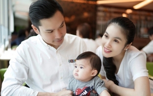 Sandra Dewi Godain Anak, Suami Ganteng Ikutan Gemas Hingga Cium Pipi