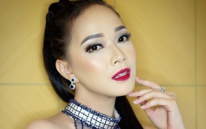 Resmi Bertunangan, Calon Suami Yuanita Christiani Buat Warganet Penasaran