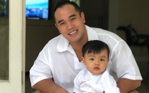 Putra Bungsunya Pegang Anjing, Suami Nia Ramadhani Tuai Pro Kontra Netter