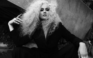 Nyentrik di Pemotretan, Agnez Mo Bikin Syok Pakai Kacamata Seharga Ratusan Juta