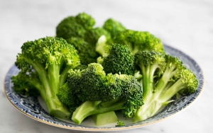 Makan Brokoli yang Dikukus