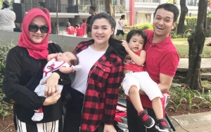 Kembaran Sekeluarga, Lucunya Bayi Vicky Shu Pakai Batik Saat Aqiqah