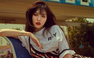 HyunA Pose Seksi Umbar Dada di Jalanan Los Angeles