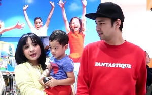 Raffi Ahmad-Nagita Slavina Pose Mesra, Lucunya Rafathar Cemburu Peluk Kaki Sang Ibu Bak Koala