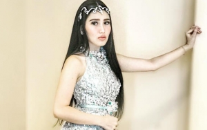 Meski Sibuk Syuting, Ayu Ting Ting Sempatkan Jadi Panitia Kurban